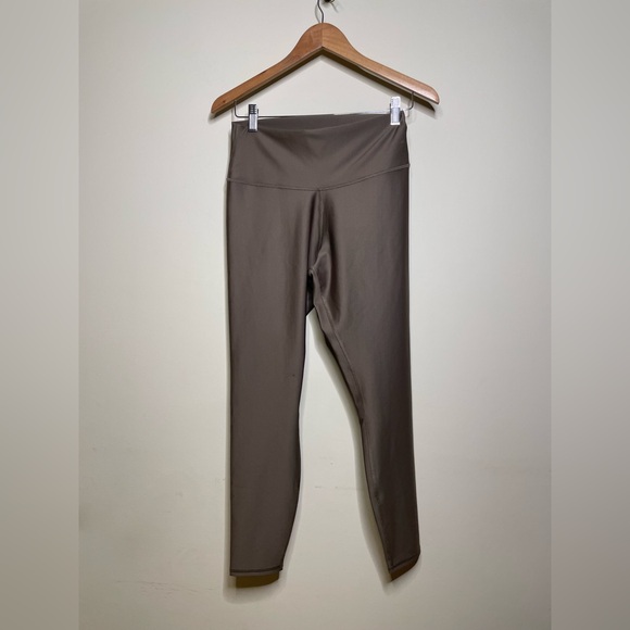 Alo Yoga Airlift Legging in Olive Branch - Picture 5 of 8